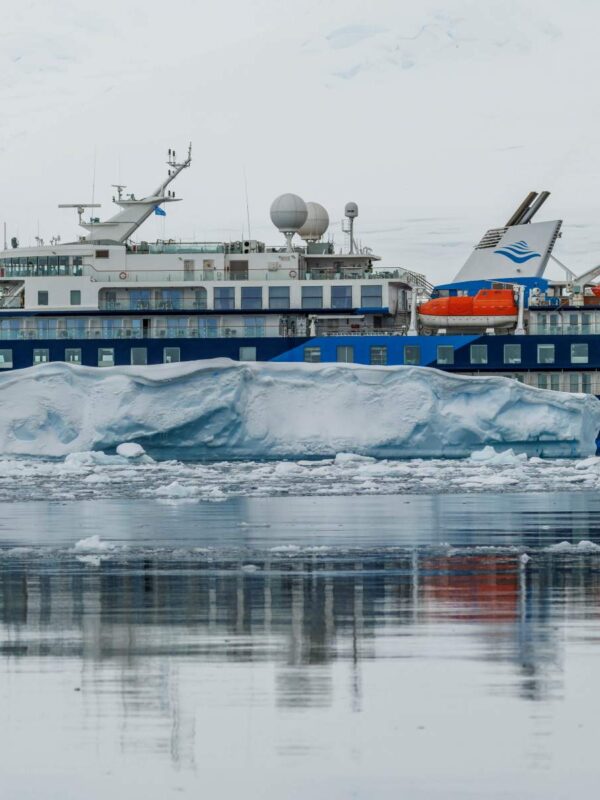 海洋胜利号跨越南极圈12日游