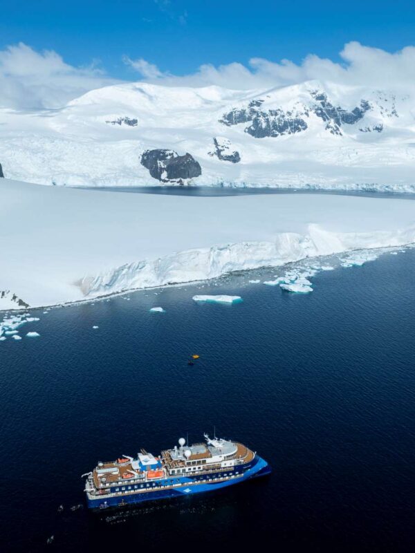 海洋信天翁号在南极