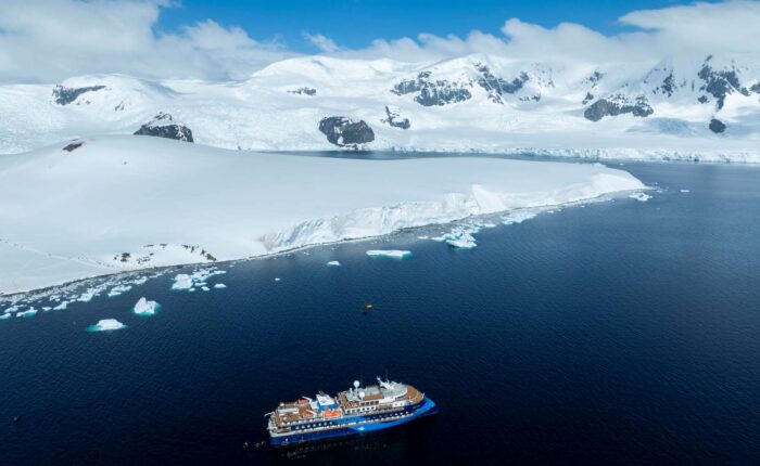 海洋信天翁号在南极